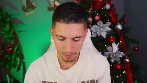Snapshot of aaronfox_ chatting on 12-26-24, 05:15 AARON online show from 12-26-24, 05:15