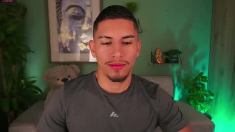 Snapshot of aaronfox_ chatting on 03-10-25, 10:04 AARON online show from 03-10-25, 10:04