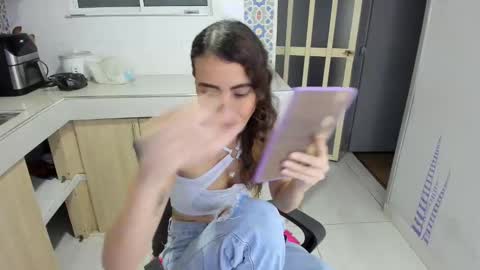 Snapshot of abbyhowlland chatting on 05-04-26, 02:40 sara online show from 05-04-26, 02:40