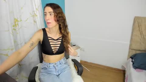 Snapshot of abbyhowlland chatting on 05-29-26, 11:36 sara online show from 05-29-26, 11:36