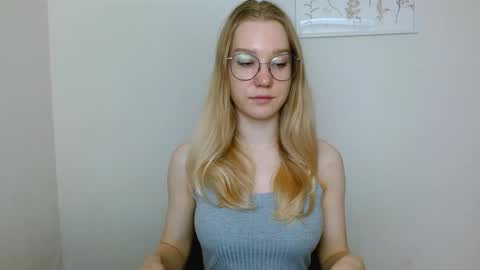 Snapshot of abbymoore__ chatting on 09-23-25, 08:17 Abby Lovense is active online show from 09-23-25, 08:17