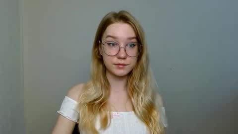 Abby Lovense is active online show from 11-19-25, 08:14