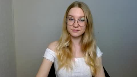 Abby Lovense is active online show from 11-24-25, 03:23