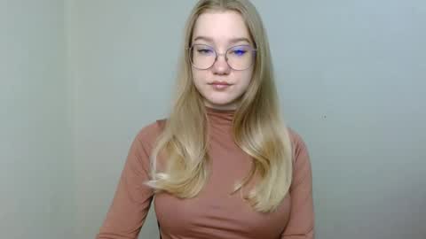 Abby Lovense is active online show from 04-15-26, 10:44