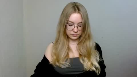 Snapshot of abbymoore__ chatting on 05-01-26, 12:21 Abby Lovense is active online show from 05-01-26, 12:21