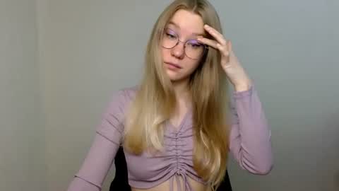 Snapshot of abbymoore__ chatting on 06-18-26, 09:09 Abby Lovense is active online show from 06-18-26, 09:09