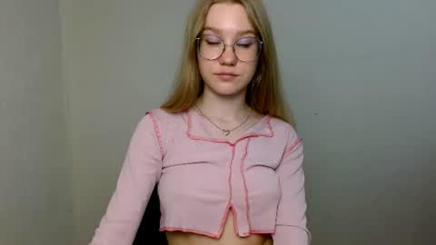 Snapshot of abbymoore__ chatting on 06-19-26, 02:43 Abby Lovense is active online show from 06-19-26, 02:43