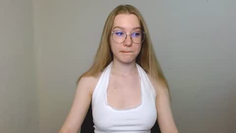 Snapshot of abbymoore__ chatting on 07-05-26, 09:05 Abby Lovense is active online show from 07-05-26, 09:05