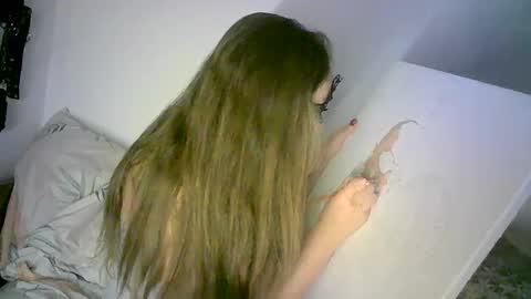 Snapshot of abigailove4u chatting on 12-17-24, 12:01 GoldenFish online show from 12-17-24, 12:01