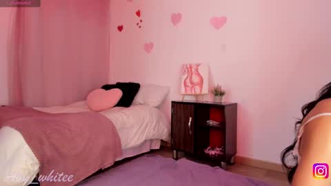 Snapshot of aby_whitee chatting on 09-23-25, 01:47 Aby online show from 09-23-25, 01:47