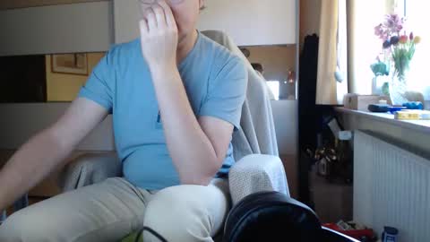 Snapshot of ach471 chatting on 10-18-25, 06:37 ach471 online show from 10-18-25, 06:37