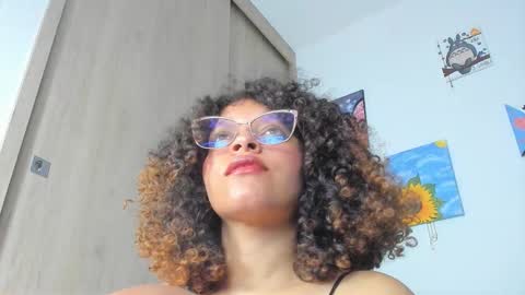 Snapshot of ada_gales_ chatting on 09-26-25, 05:22 Isa online show from 09-26-25, 05:22