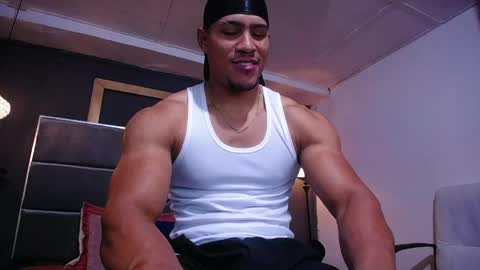 adam_fit19cm online show from 06-08-26, 03:23