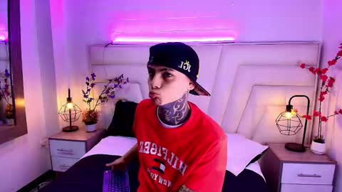 AdamsWalkerr  online show from 02-11-26, 12:32