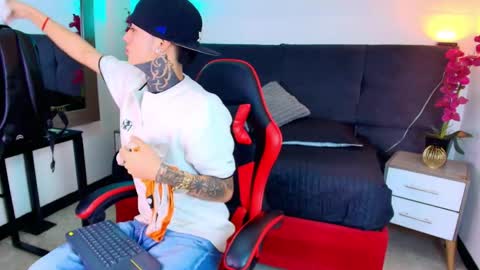 AdamsWalkerr  online show from 04-21-26, 01:17