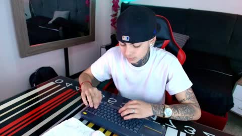 AdamsWalkerr  online show from 04-25-26, 02:14