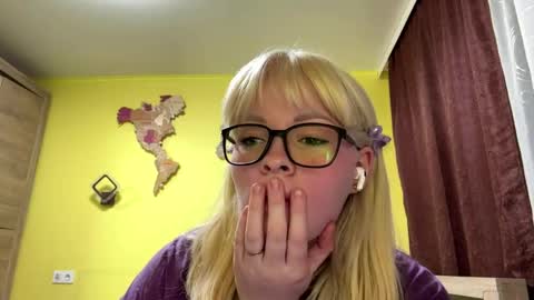 Snapshot of addieflamer chatting on 06-07-26, 07:17 Lesly online show from 06-07-26, 07:17