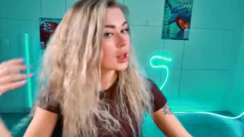 Snapshot of adelloyss chatting on 10-10-25, 01:32 Adel online show from 10-10-25, 01:32