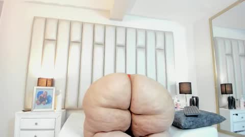 ANDREA PEREZ online show from 10-24-25, 11:45