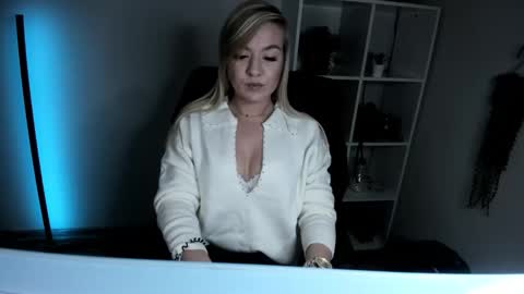 Snapshot of adrenalinlaura chatting on 11-14-25, 06:34 AdrenalinLaura online show from 11-14-25, 06:34