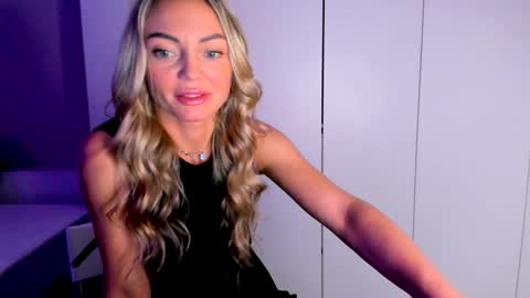 Snapshot of adriana_coy_ chatting on 12-25-24, 04:11 Adriana online show from 12-25-24, 04:11