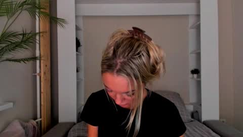 Snapshot of adriana_coy_ chatting on 01-17-25, 04:47 Adriana online show from 01-17-25, 04:47