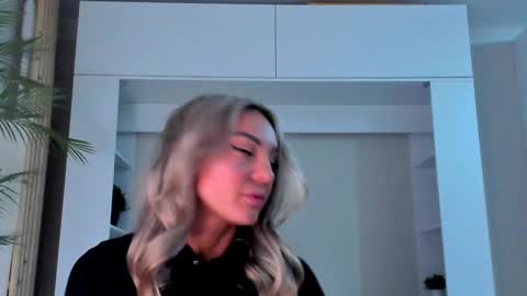 Snapshot of adriana_coy_ chatting on 01-22-25, 06:10 Adriana online show from 01-22-25, 06:10