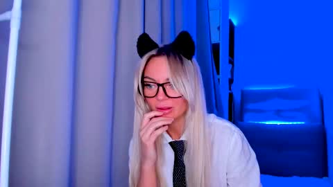 Snapshot of adriana_coy_ chatting on 02-10-25, 09:36 Adriana online show from 02-10-25, 09:36