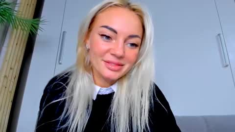 Snapshot of adriana_coy_ chatting on 10-10-25, 04:06 Adriana online show from 10-10-25, 04:06