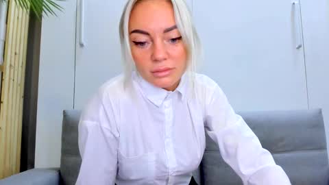 Snapshot of adriana_coy_ chatting on 10-11-25, 02:15 Adriana online show from 10-11-25, 02:15