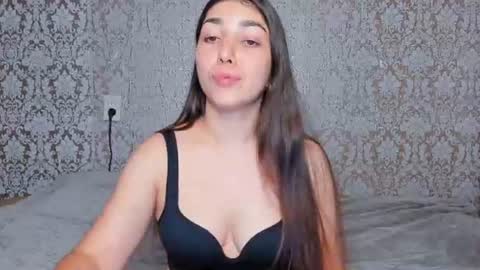 Snapshot of adrianakuiper chatting on 06-25-26, 06:45 Adriana online show from 06-25-26, 06:45