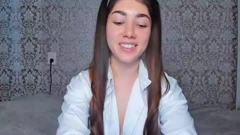 Snapshot of adrianakuiper chatting on 06-30-26, 05:25 Adriana online show from 06-30-26, 05:25