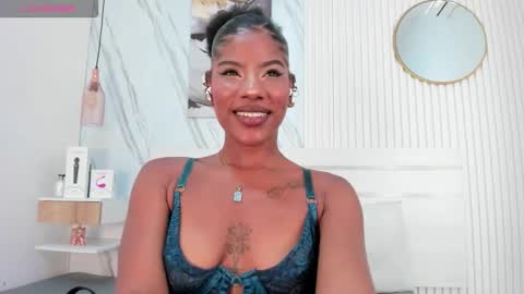 Snapshot of afro_luna chatting on 11-17-25, 11:27 Afro Luna online show from 11-17-25, 11:27