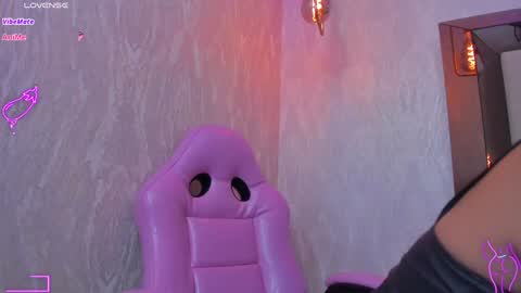 Snapshot of agatha_russh_ chatting on 01-28-25, 05:14 LUNNA online show from 01-28-25, 05:14