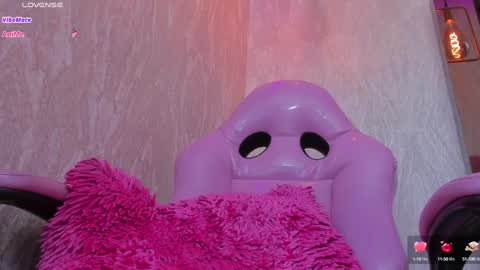 Snapshot of agatha_russh_ chatting on 01-30-25, 09:36 LUNNA online show from 01-30-25, 09:36