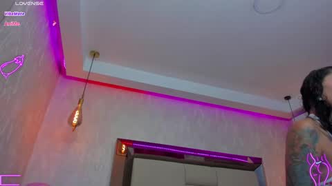 Snapshot of agatha_russh_ chatting on 02-12-25, 09:33 LUNNA online show from 02-12-25, 09:33