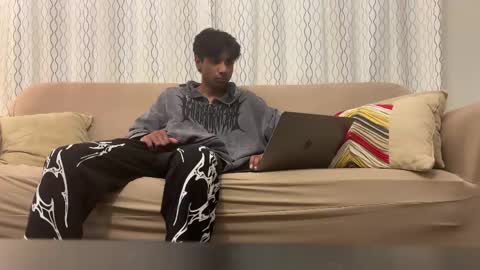 Snapshot of ahmedkhan632131 chatting on 05-31-26, 04:09 Dylan online show from 05-31-26, 04:09