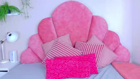 Snapshot of ahslyevans__ chatting on 05-16-26, 06:39 AHSLY online show from 05-16-26, 06:39