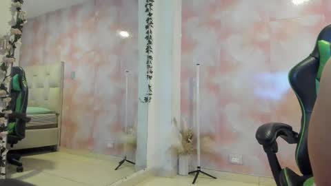 Snapshot of aida_rose chatting on 09-16-25, 07:37 karoline online show from 09-16-25, 07:37