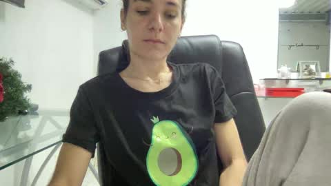 Snapshot of ailebun chatting on 12-04-24, 11:46 Aile online show from 12-04-24, 11:46