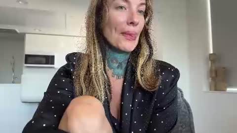 Snapshot of airgeadx chatting on 06-19-26, 06:01 Airgead online show from 06-19-26, 06:01