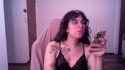 Snapshot of akamedolle chatting on 10-18-25, 03:20 Veronica Akame 3 online show from 10-18-25, 03:20