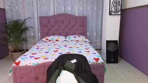 Alaia Skater online show from 10-22-25, 10:37