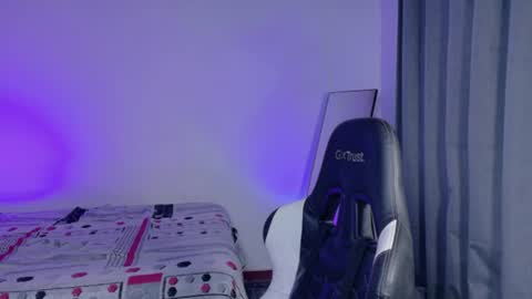 Snapshot of alan18n chatting on 07-12-26, 01:24 alan18n online show from 07-12-26, 01:24