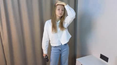 Snapshot of alaynaschoville chatting on 10-24-25, 04:20 Lola online show from 10-24-25, 04:20