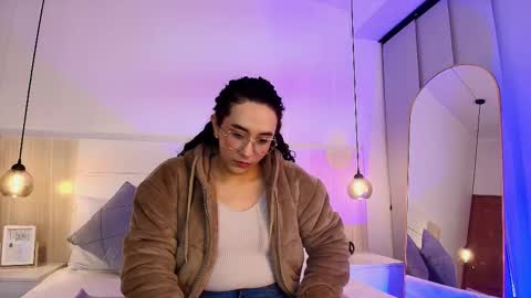 Snapshot of alehia_cute chatting on 10-12-25, 02:05 Alehia Cute online show from 10-12-25, 02:05
