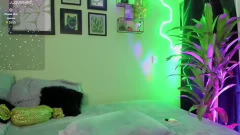 Snapshot of alejaaqueen_ chatting on 10-15-25, 11:38 Aleja Queen online show from 10-15-25, 11:38