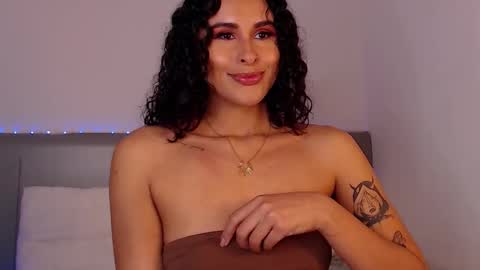 Snapshot of alejandraray chatting on 11-08-25, 05:01 Danna Ray online show from 11-08-25, 05:01