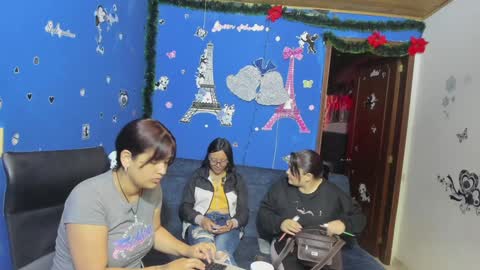 Snapshot of alejita_smithh chatting on 01-21-25, 12:39 zoe and Kataleya online show from 01-21-25, 12:39