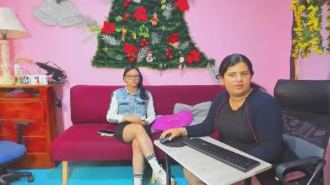 Snapshot of alejita_smithh chatting on 12-22-25, 12:24 zoe and Kataleya online show from 12-22-25, 12:24